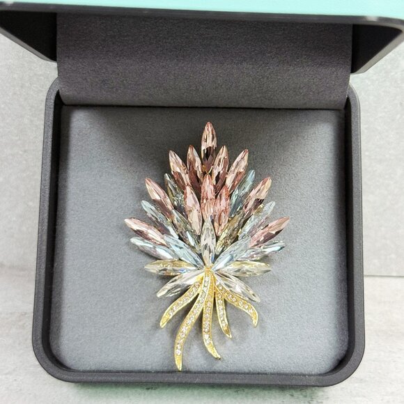 Rhinestone Flower Brooch, Pink crystal brooch, Hat brooch pin, silver jewelry - Picture 6 of 8